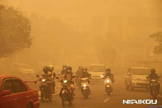 Asap di Atas Sirkuit F1: Anatomi "Kebakar" atau "Dibakar", Gengsi Diplomatik, dan Mereka yang Ditinggal di Lumpur Gambut